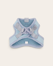 Arnés para perro FURRY MUSE Step & Go en color azul cielo, hecho de malla transpirable y lycra resistente al agua.