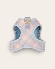 Arnés para perro FURRY MUSE Step & Go con estampado de cuadros en tonos pastel, malla transpirable y cierre seguro.