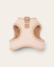 Arnés para perro FURRY MUSE Step & Go en color latte, fabricado en malla transpirable y lycra resistente al agua.