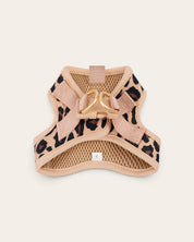 Arnés para perro FURRY MUSE Step & Go con estampado de leopardo latte, malla transpirable y detalles en oro mate.