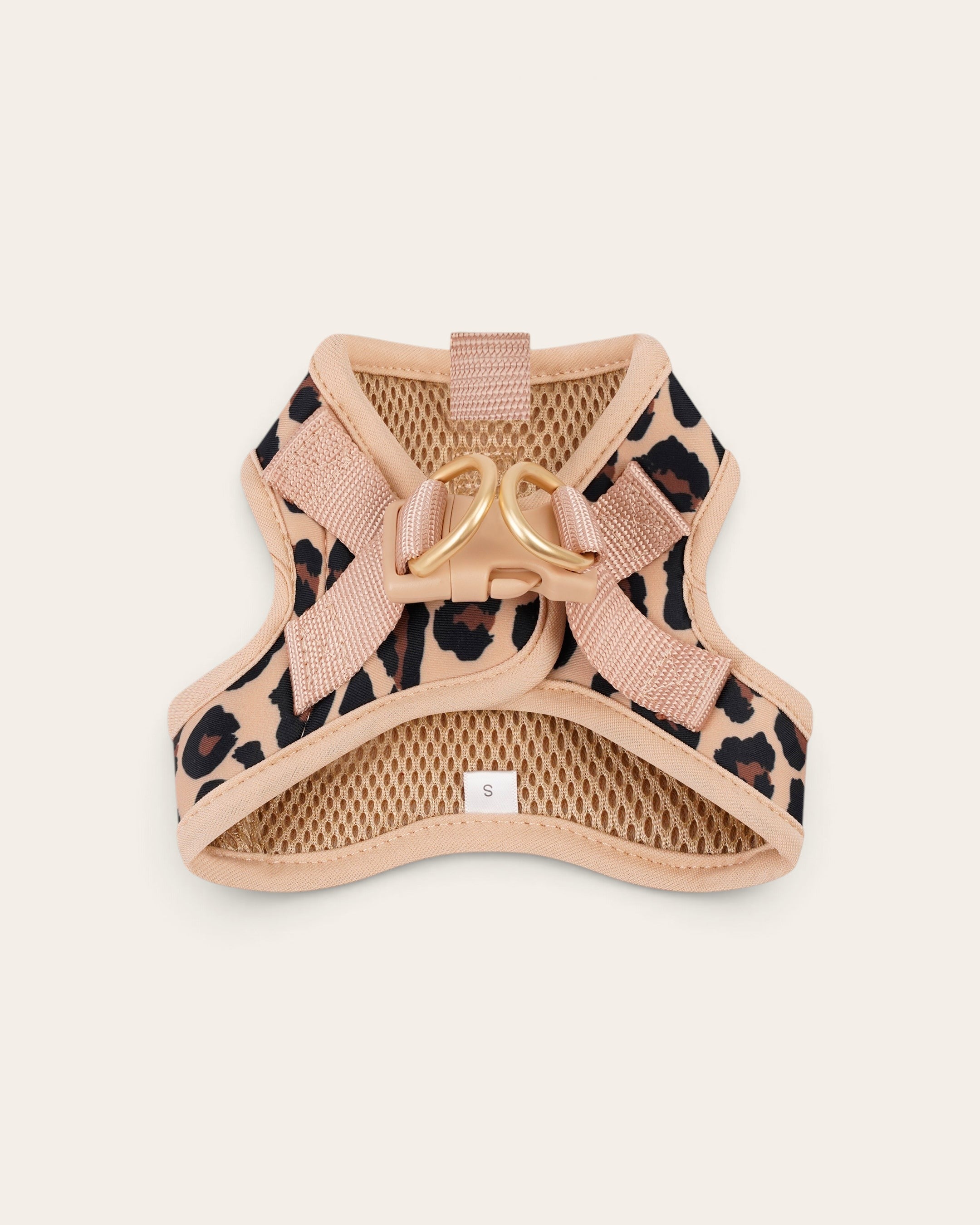 Arnés para perro FURRY MUSE Step & Go con estampado de leopardo latte, malla transpirable y detalles en oro mate.