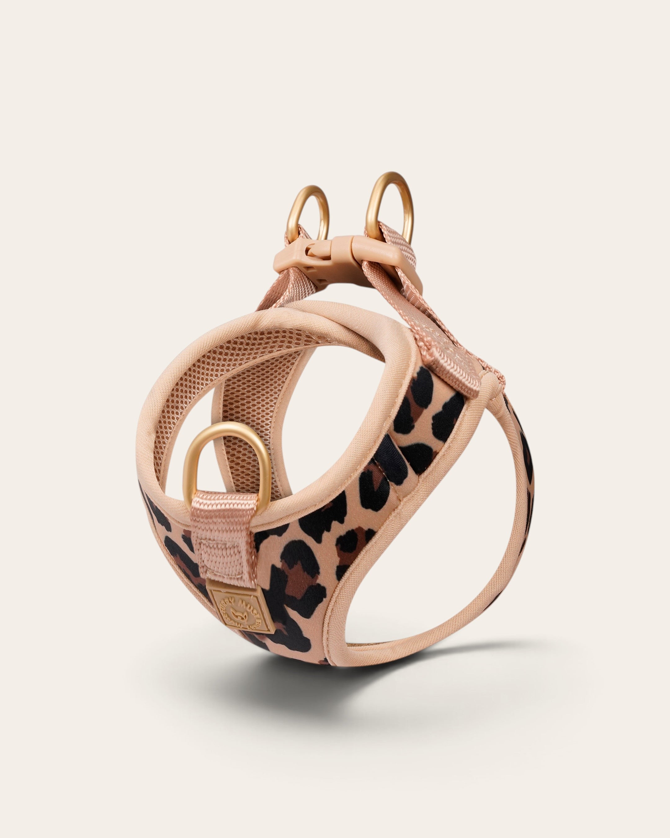 Arnés para perro FURRY MUSE Step & Go con estampado de leopardo latte, malla transpirable y detalles en oro mate.