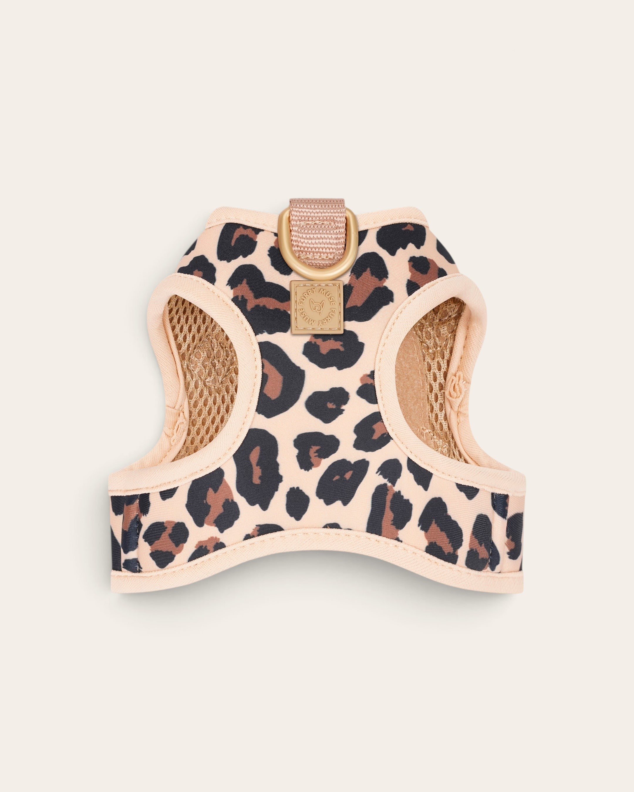 Arnés para perro FURRY MUSE Step & Go con estampado de leopardo latte, malla transpirable y anilla dorada mate.