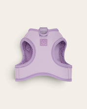Arnés para perro FURRY MUSE Step & Go en color lila, fabricado en licra resistente al agua y malla transpirable.