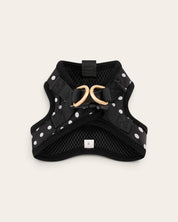 Arnés para perro FURRY MUSE Step & Go en negro con lunares blancos, tejido transpirable y hebilla dorada.