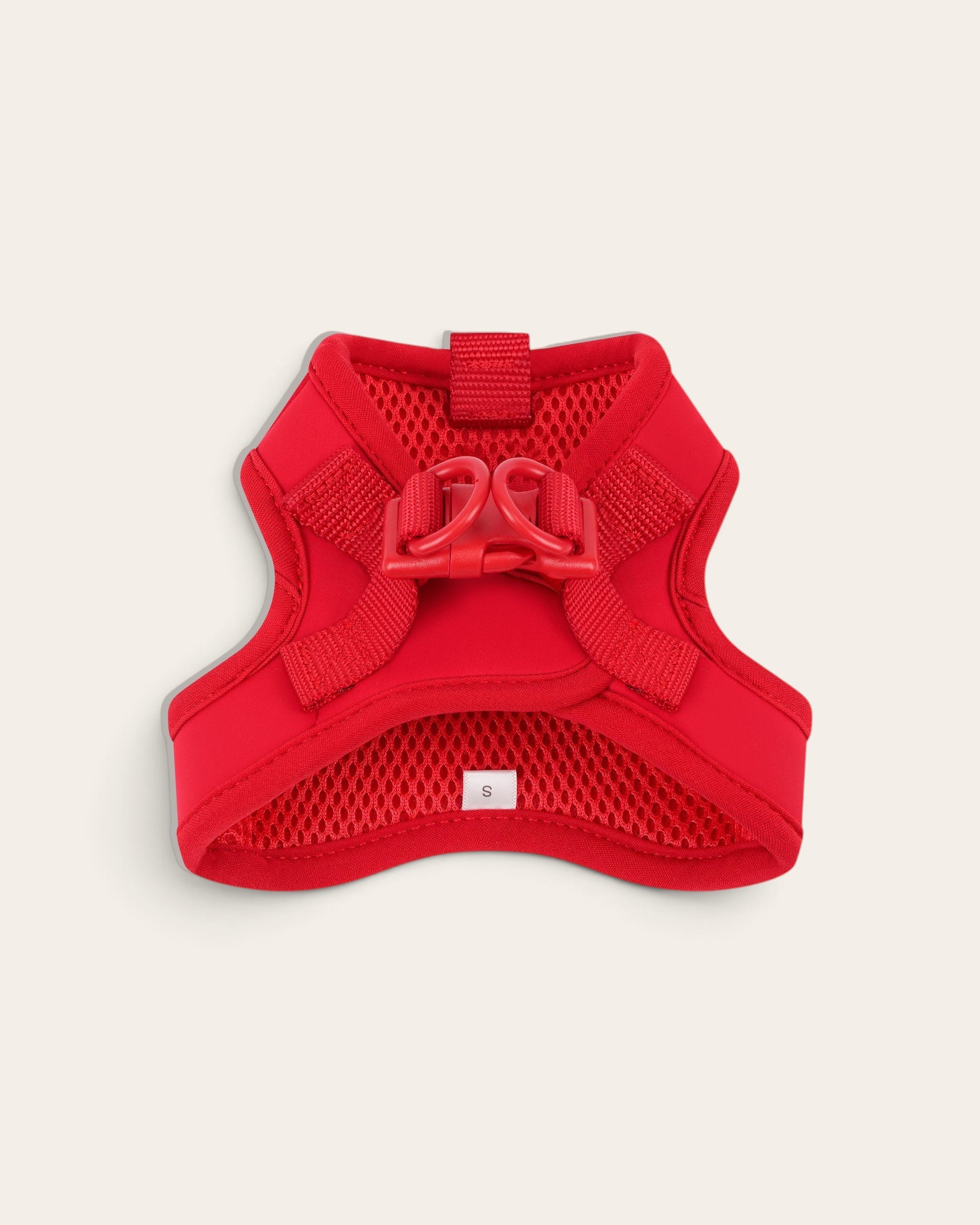 Arnés para perro FURRY MUSE Step & Go en color rojo cereza, fabricado en lycra resistente al agua y malla transpirable.