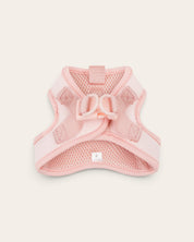 Arnés para perro FURRY MUSE Step & Go en color rosa pastel, fabricado en malla transpirable y lycra resistente.