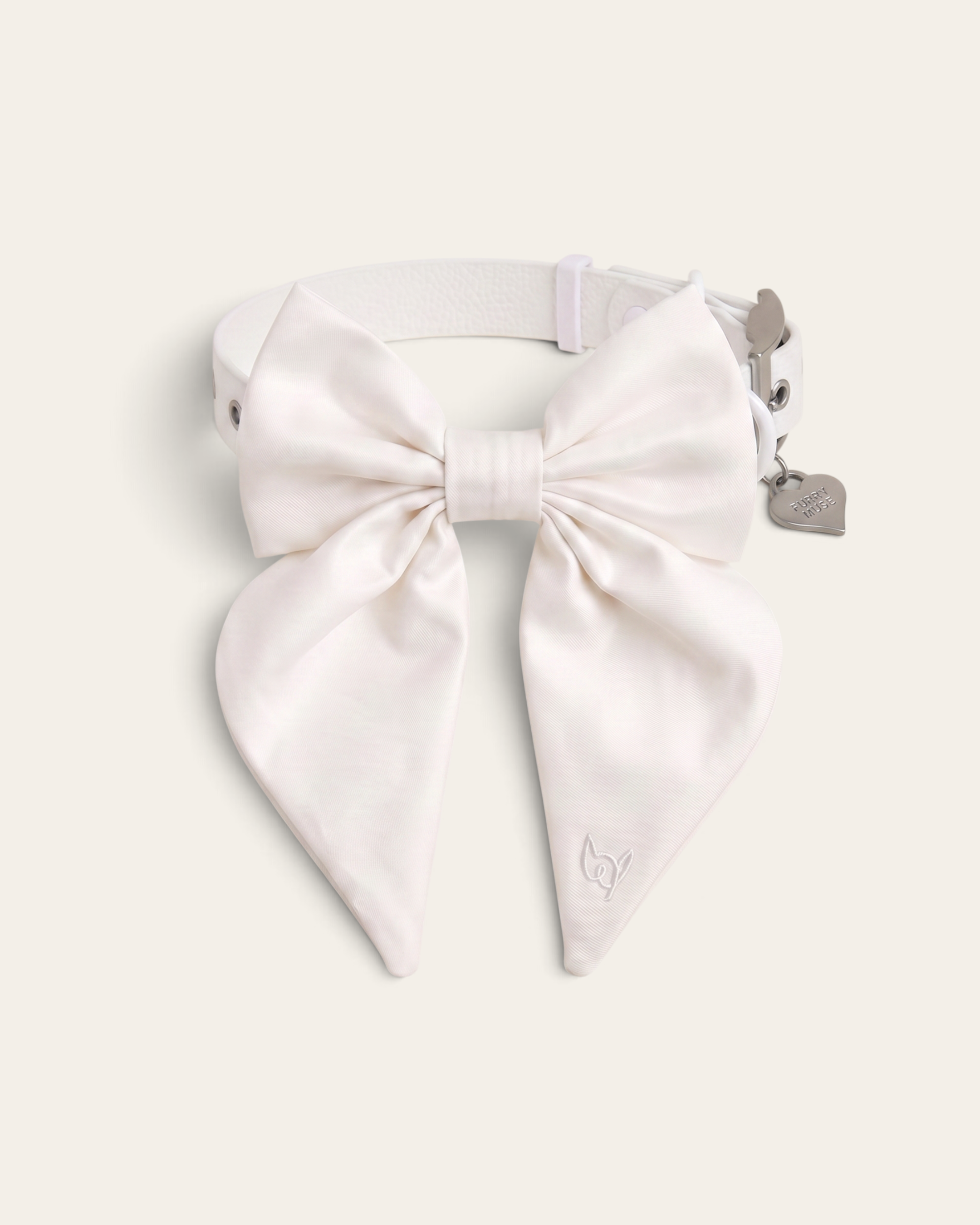 Lazo de satén blanco perla FURRY MUSE con cierre de velcro para collar de mascota y dije metálico en forma de corazón