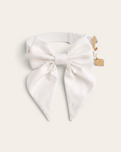 Lazo de satén blanco perla FURRY MUSE para collar de mascota con cierre de velcro y dije de corazón dorado