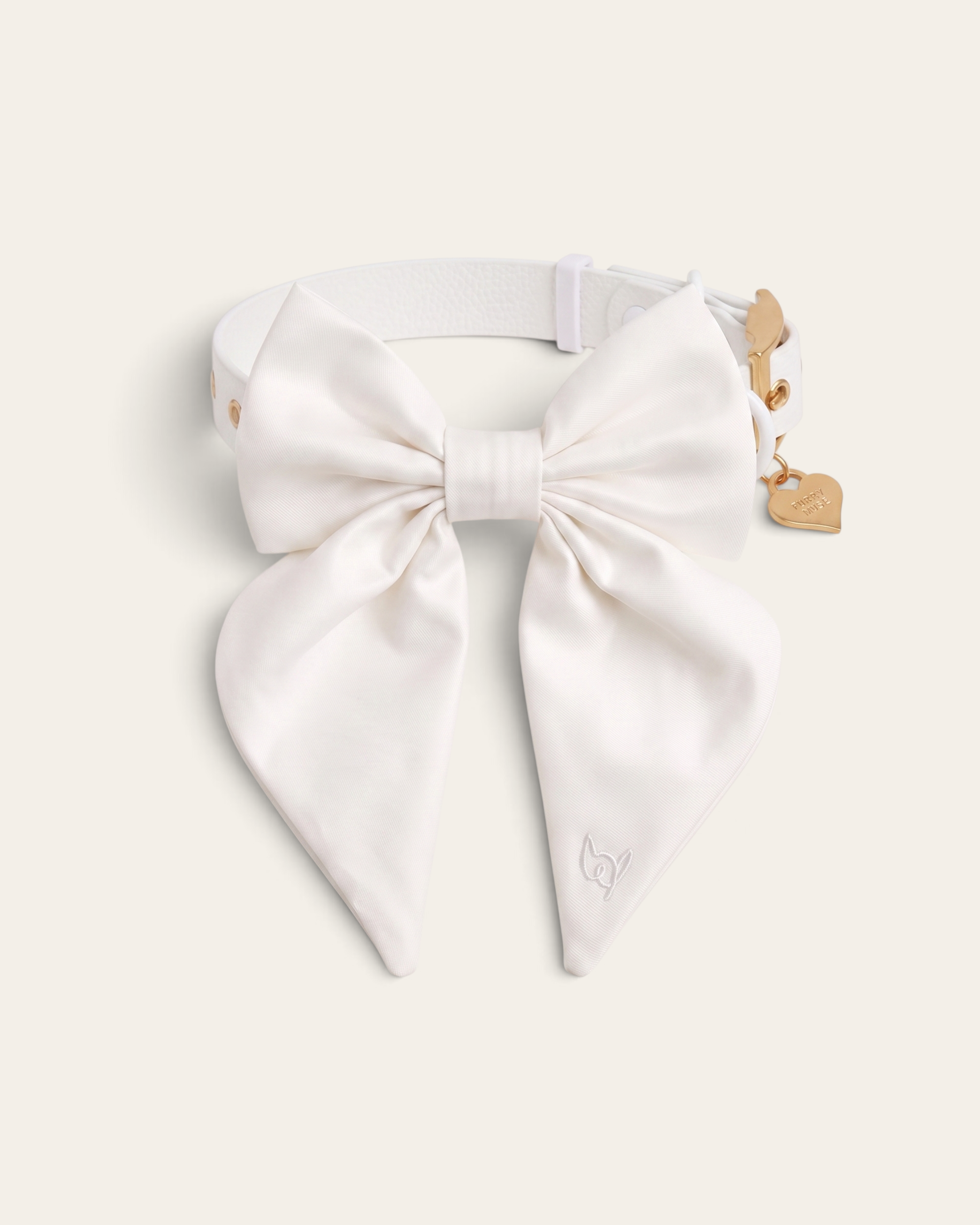Lazo de satén blanco perla FURRY MUSE para collar de mascota con cierre de velcro y dije de corazón dorado