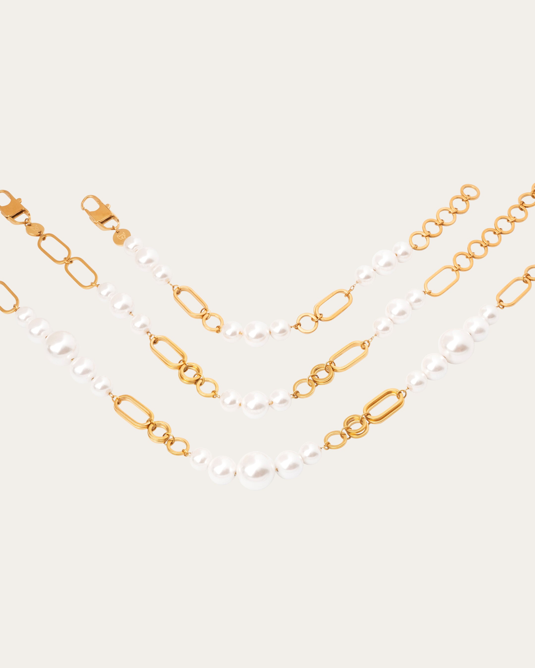 Zoe necklace with pearls in golden jewelry by Furry Muse, available in various sizes for a perfect fit